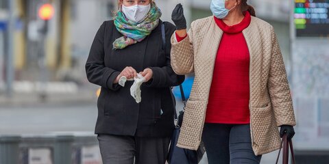Жители Москвы стали чаще носить перчатки и маски