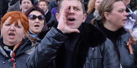 На Васильевском спуске начался митинг-концерт в поддержку Крыма