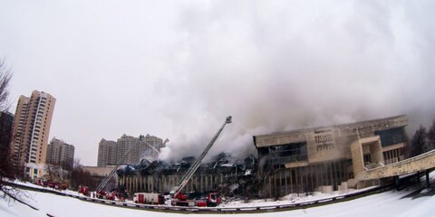 Тушение пожара в научной библиотеке продолжается сутки