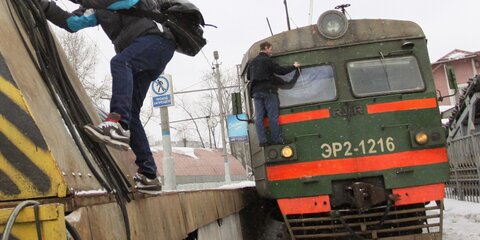 Двое человек попали под поезд в Новой Москве
