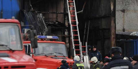 На 65-м километре МКАД пожарные не дали сгореть строительному рынку