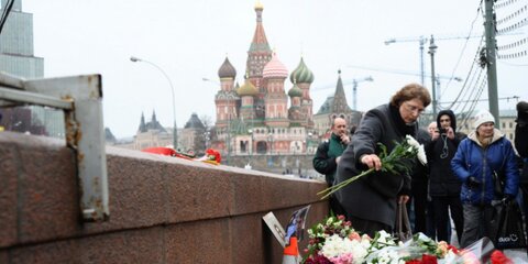 Цветы на месте убийства Бориса Немцова убирать не будут