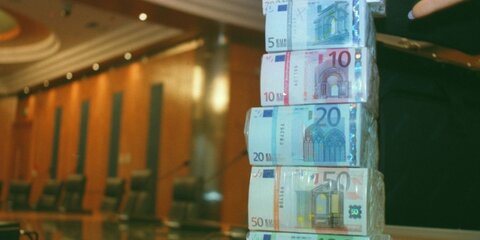 Курс евро упал ниже 61 рубля впервые с ноября прошлого года