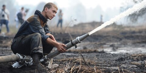В Шатурском районе Подмосковья бушует лесной пожар