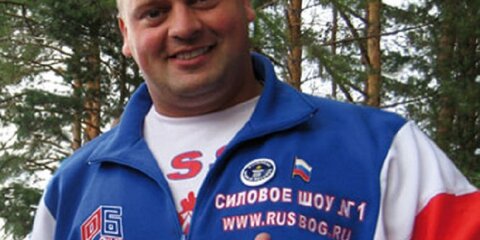 Орловский чиновник согнул о голову 12 металлических прутьев в честь Дня Победы