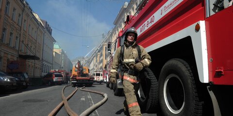 Трех человек эвакуировали из горящей квартиры в центре столицы