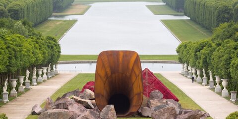 Вандалы испортили арт-объект Аниша Капура в Версальском парке