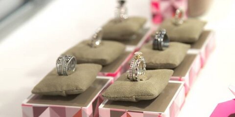 Ювелирные магазины Pandora дарят третье кольцо