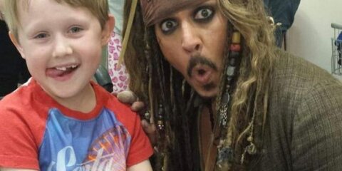 Джонни Депп в образе пирата посетил больных детей в госпитале