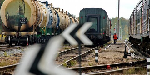 Вагон грузового поезда сошел с рельсов в Подмосковье