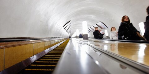 На трех центральных станциях метро закрыли по одному эскалатору