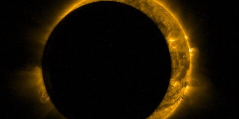 Космическому зонду удалось сделать фото лунного затмения на Солнце