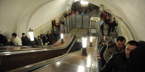 Мужчина столкнул пожилую женщину с эскалатора в метро