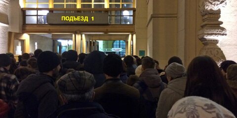 У входа на Казанский вокзал образовалась толпа