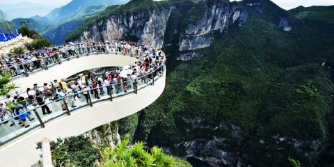 Самый длинный в мире стеклянный мост возвели в Китае