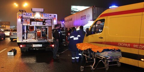 Иномарка сбила двух мужчин, ремонтировавших грузовик на МКАД