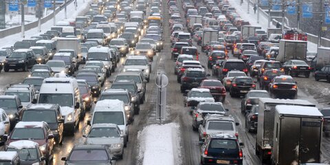 Дептранс предупреждает о возможных заторах на дорогах из-за снега