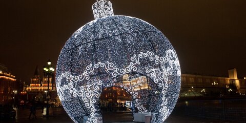 На Манежной площади включат 17-метровый светящийся шар