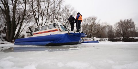Сотрудники МЧС спасли провалившегося под лед 86-летнего лыжника
