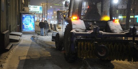 Трактор протаранил остановку в столице