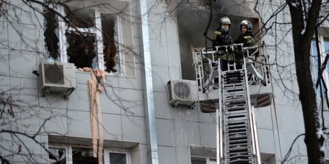 Сотрудники МЧС спасли двоих человек из горящей квартиры в ЮЗАО
