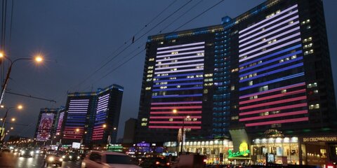 В поддержку людей с аутизмом в Москве подсветили синим фасады домов