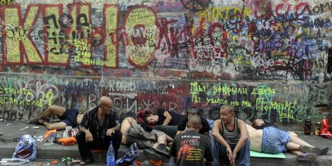 Стену Цоя на Арбате могут закрасить граффити с портретом музыканта