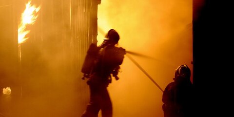 Сотрудники МЧС спасли десять человек из горящей квартиры
