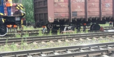 Локомотив и две цистерны сошли с рельсов в Подмосковье