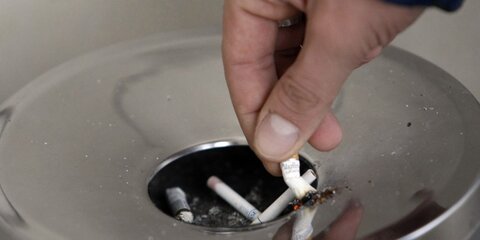Заядлые курильщики стали в полтора раза реже курить на работе