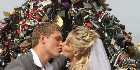 Более 1,8 тысячи пар пар поженились в Москве в День семьи