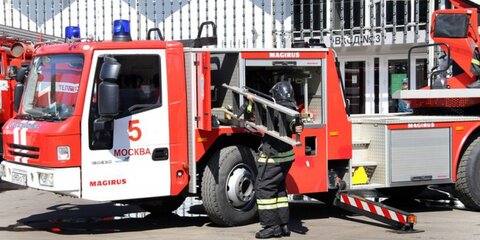 Пожарные спасли человека из горящего здания на юге Москвы