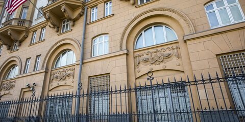 Посольство США в Москве временно приостановило выдачу виз
