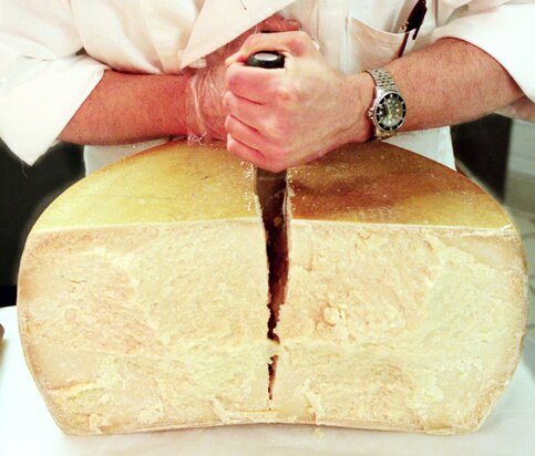 Милиция задержала подозреваемую в краже 48 килограммов сыра