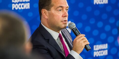Медведев призвал аграриев не ждать отмены санкций