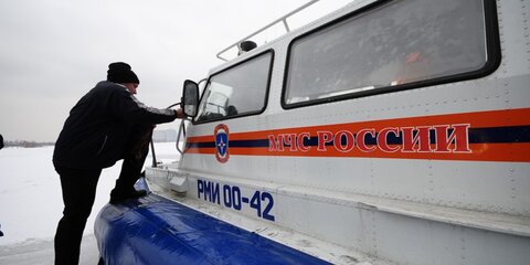 Спасатели эвакуировали около 50 рыбаков с опасной льдины во Владивостоке