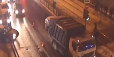 Человек погиб в ДТП с участием грузовика на Строгинском бульваре