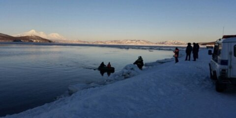 Спасатели на Камчатке сняли подростка с плывшей в океан льдины