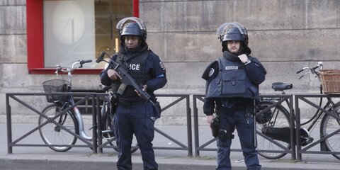 Посетителей ТЦ в пригороде Парижа эвакуировали из-за угрозы взрыва