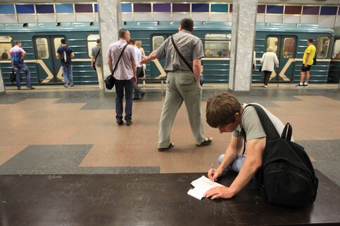Пассажиров столичного метро попросили снимать рюкзаки