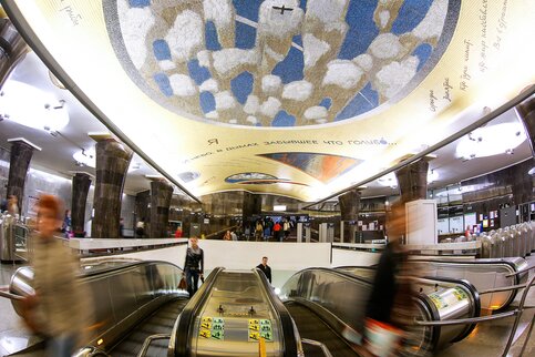 Пассажиров метро столицы поздравили с началом весны музыкально-поэтическим представлением