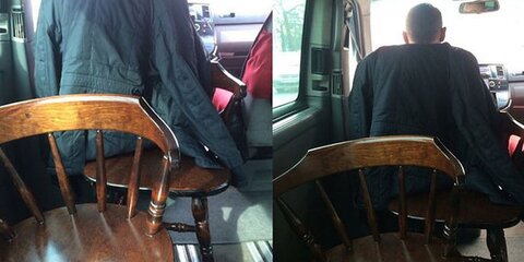 Такси с деревянными стульями приехало на вызов в Казахстане