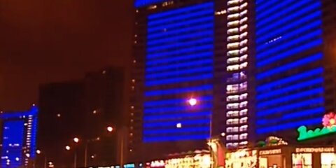 Синюю подсветку включили на зданиях в центре Москвы