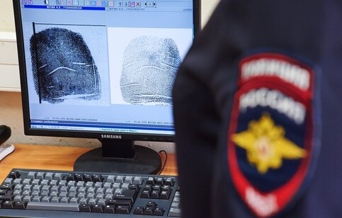 СК завёл дело на напавшего с ножом на полицейского в столице РФ мужчину