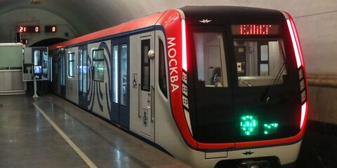 Пассажиры метро назвали зарядки для гаджетов лучшей новинкой в поезде 
