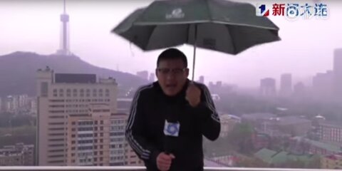 Молния попала в ведущего китайского телеканала