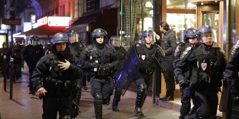 Полиция в Париже применила слезоточивый газ против демонстрантов