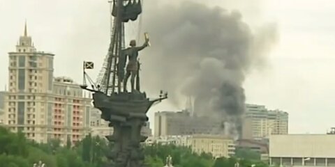 Крупный пожар произошел в бизнес-центре на Крымском валу