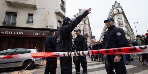 Протаранивший полицейский фургон в Париже водитель был вооружен