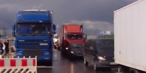 Фуры заблокировали движение по Калужскому шоссе